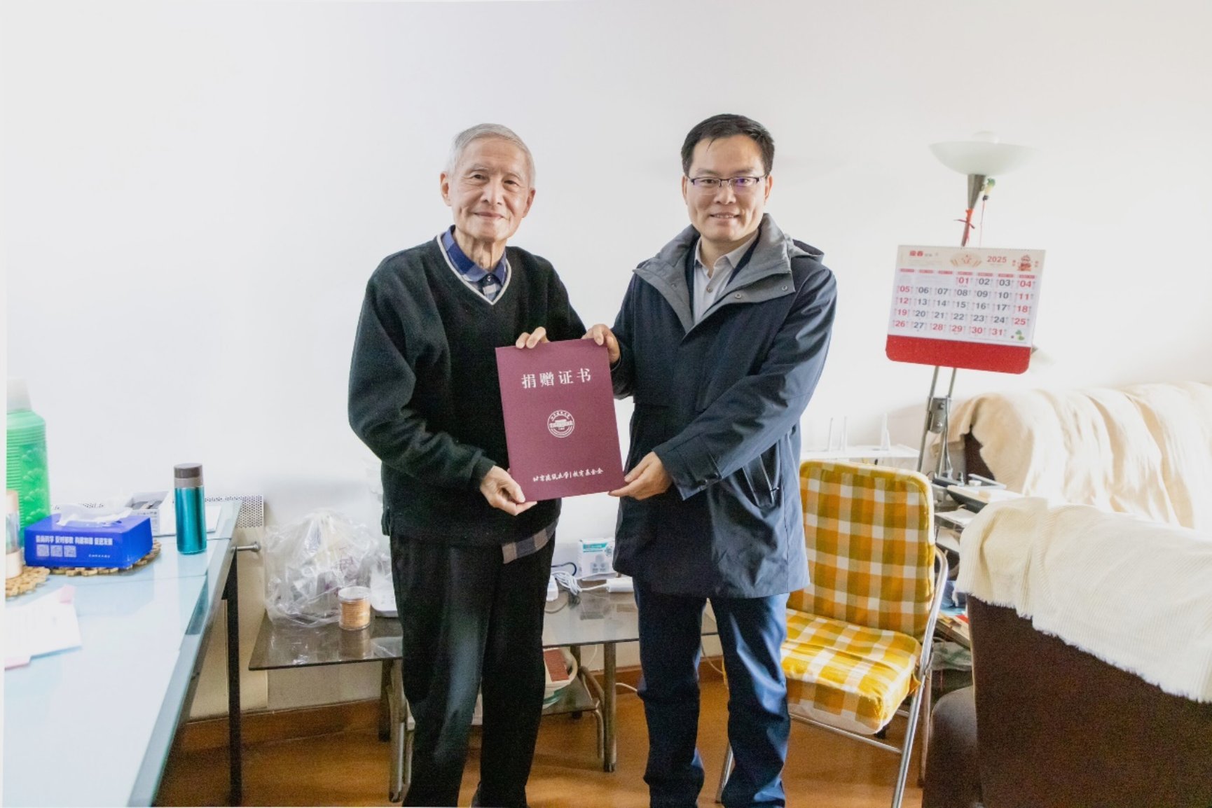 离休干部许秀捐款支持学校发展